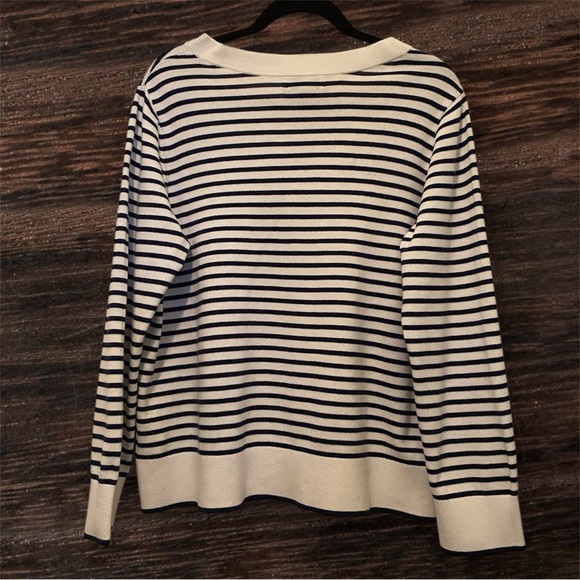 Women’s Vineyard Vines Sweater - Picture 4 of 4